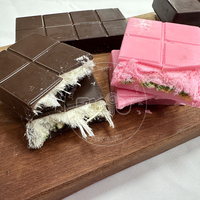 Fábrica de dulces al por mayor Dubai Chocolate algodón caramelo rico y suave leche relleno de pistacho aperitivos dulces orientales con mermelada