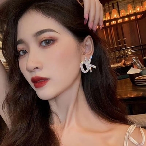 ต่างหูเพชรรูปตัวอักษรสุดอลังการต่างหูเม็ดกลมแบบสว่างวาบทันสมัยสำหรับสตรี2021ขายส่ง - Product Image 3