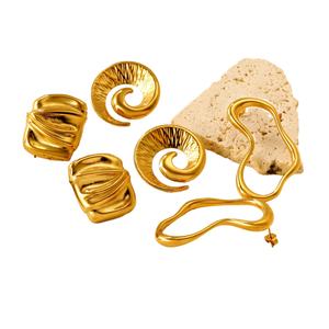 Boucles d'oreilles créoles tendance plaquées or 18 carats, motif corne de vache texturée, bijoux en acier inoxydable, boucles d'oreilles clous minimalistes irrégulières et creuses - Product Image 1