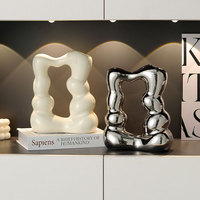 Vase en céramique simple Art abstrait pour la décoration de la maison Personnalité créative Décor de salon avec des vases en céramique et en porcelaine