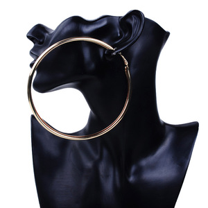 2021 Neue Punk-Style Übertriebene 110mm Goldfarbene Große Kreisohrringe Einfache Geometrische Röhrenförmige Große Clip-On Creolen - Product Image 3