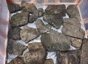 Revêtement mural extérieur en pierre de lave Puka noire naturelle de forme irrégulière - Product Image 4