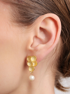 Boucles d'oreilles pendantes en perles Aurelian Blossom, design floral en grappe, bijoux élégants et tendance pour femme, cadeau, soirée - Product Image 3