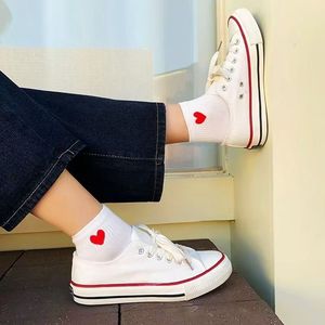 Chaussettes en coton tricoté brodé de haute qualité, motif lèvres blanches et cœurs chromés, pour femme, design personnalisé, Noël 1.1 - Product Image 2