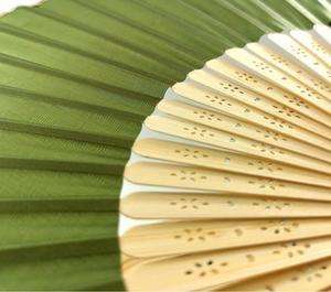 Abanico Plegable Vintage de Bambú Aromático Tallado en Estilo Arte Folclórico, Regalo Empresarial para Bodas - Product Image 2