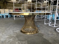Table de mariage ronde en acier inoxydable doré avec plateau en marbre à vendre