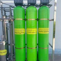 Machine de traitement d'eau par osmose inverse RO personnalisée 1000 LPH avec réservoir sous pression, contrôle PLC et robinet pour la purification des eaux souterraines