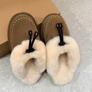 Pantuflas UGG de ante con cordón decorativo y ribete de forro polar, puntera cerrada, cálidas, con forro de lana, para invierno, estilo casual, para mujer - Product Image 1