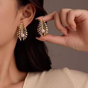 Boucles d'oreilles polyvalentes en acier inoxydable de style européen et américain avec pampilles incrustées de feuilles et de perles en plaqué or 18 carats - Product Image 1
