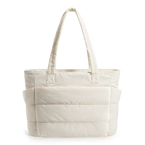 Sac fourre-tout matelassé tendance en nylon imperméable grande capacité pour femme, avec logo personnalisé et imprimé de créateur, idéal pour les voyages - Product Image 5