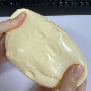 Oferta Especial: Cubos de Queso Gigantes Antiestrés de 6cm y 7cm, Juguetes Blandos de Rebote Lento, Juguetes para Apretar al Vapor - Product Image 3