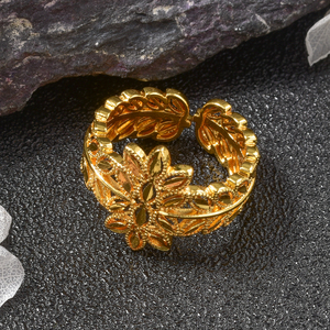 Anillo delicado vintage de filigrana abierta ajustable de cobre chapado en oro de 18k con diseño floral para mujer. - Product Image 5