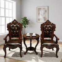 Fauteuil en bois rembourré en cuir de style victorien avec détails sculptés et table d'appoint assortie pour ensemble de meubles de salle à manger