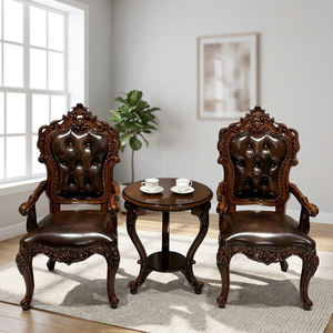 Fauteuil en bois rembourré en cuir de style victorien avec détails sculptés et table d'appoint assortie pour ensemble de meubles de salle à manger - Product Image 1