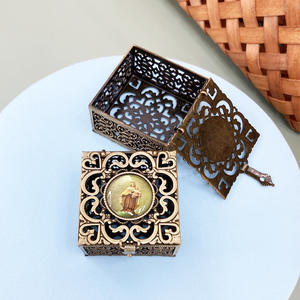 Embalaje de joyería Vintage de aleación de oro y plata, caja temática católica, caja de regalo de joyería hueca de Metal tallado - Product Image 2