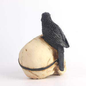 Hete Verkoop Cool Gepersonaliseerde Stijlvolle Zwarte Mooie Vogel Zittend Op Hoofd Schedel Creatief Hars Sculptuur Beeldje Uit China Fabriek - Product Image 4