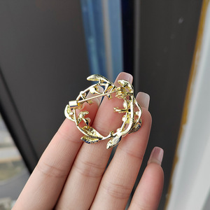 เข็มกลัดรูปดอกไม้เคลือบทองอัลลอยด์แบบหยดน้ำสุดหรู ดีไซน์สั่งทำได้ ของขวัญงานแต่งงาน งานหมั้น งานเลี้ยง ประดับคริสตัล - Product Image 3