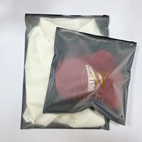 Promotion Vente Chaude Sac Plastique d'Emballage Personnalisé avec Logo Imprimé pour Chapeaux Chaussettes T-shirts, Sac Zippé Givré en PE Noir avec Logo de Marque Personnalisé pour Hoodies