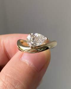 Anillo de diamante curvo de 14K Diamante cultivado en laboratorio de corte de pera 1ct 1.5ct 2ct Anillo de compromiso de diamante IGI - Product Image 3