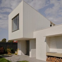Conception personnalisée de villa moderne minimaliste en briques blanches et bois, plans d'aménagement intérieur et extérieur, rendu 3D, consultation approfondie