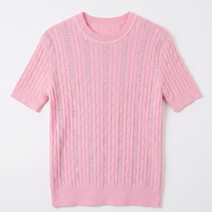 Pull en maille torsadée rose à strass pour femme, manches courtes, col rond, élégant, scintillant, coupe ajustée, fabrication artisanale de qualité - Product Image 2