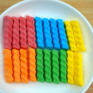 Bonbons gélifiés en forme de frites de pommes de terre, vente en gros, saveur sucrée et acidulée, multicolores, texture lisse et crémeuse - Product Image 4