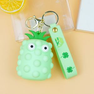 Porte-clés en silicone 3D ananas, style Kawaii Anime, pour sac à dos, vente en gros - Product Image 6