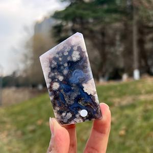 Vente en gros de pierres naturelles de qualité supérieure : Agate bleue fleurie de forme libre, cristal de palmier pour la lithothérapie, pour une décoration intérieure unique et des cadeaux de fêtes - Product Image 1