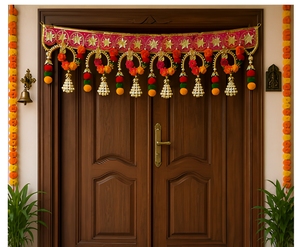 Décoration de porte traditionnelle en tissu avec pompons et motifs floraux pour l'entrée intérieure de Diwali, multicolore, forme irrégulière - Product Image 1