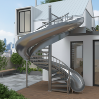 Escalier en spirale métallique moderne pour extérieur, semi-enclos, avec marches latérales en acier inoxydable, pour une construction experte et ludique, avec glissière intégrée.