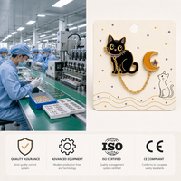 Halloween Schwarze Katzen-Brosche mit Mondanhänger, Weiche Emaille-Anstecknadel, Gruseliger Schmuck, Großhandel Anstecknadeln, Kundenspezifische Metallabzeichen, OEM-Fabrik