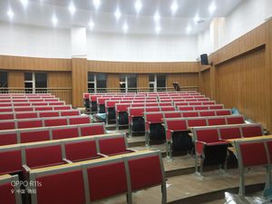 เก้าอี้เรียนแบบมีบันไดสีแดงทันสมัย โต๊ะเขียนหนังสือแบบมีที่นั่งติดตั้งถาวร ทนทาน เหมาะสำหรับห้องบรรยายในมหาวิทยาลัย - Product Image 3