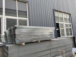 Bandeja de Cables de Acero Galvanizado Perforado de 300 mm, Directo de Fábrica, Acabado Anticorrosión, 80 Piezas, para Instalación de Cables en Construcción - Product Image 2