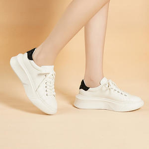 Il primo strato di pelle bovina piccole <span class=keywords><strong>scarpe</strong></span> <span class=keywords><strong>bianche</strong></span> nuove <span class=keywords><strong>scarpe</strong></span> sportive Casual da <span class=keywords><strong>donna</strong></span> in pelle traspirante All-Match Flat Tide Sneakers - Product Image 3