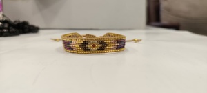 Bracelet artisanal Sstringz en perles Miyuki Delica dorées, noires, ivoire crème et multicolores, avec motif géométrique tribal réglable - Product Image 2