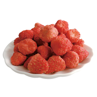 Gefreeze-droogde hele aardbeien in zoete siroop, geconserveerd fruit, zacht, gezond, natuurlijk, bulk siroop, geconserveerde snack