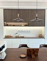 Buffet en bois sur mesure avec porte en verre et éclairage LED