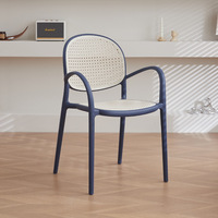 Table et chaise de salle à manger tissée dubai en rotin en plastique ménage épaissi nouvelles chaises nordiques à dossier empilable
