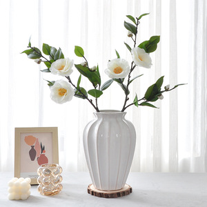 Bouquet de camélias artificiels Yoshinobu, fleurs en soie rouge et blanche, branche unique pour la décoration de la salle de thé ou du salon - Product Image 3