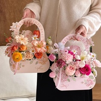Boîte d'arrangement floral artisanal en forme d'arche avec papillons pour la Fête des Mères, fleurs fraîches - Cadeau et artisanat