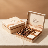 Boîte cadeau carrée en velours rouge recyclable personnalisée pour bijoux et chocolats avec laminage mat, gaufrage et impression personnalisée