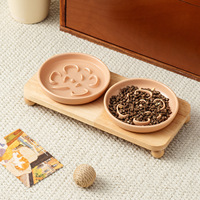 NicePets Assiette en céramique à alimentation lente en forme de trèfle à quatre feuilles |   Bol anti-étouffement pour chat et chien avec motif en relief |   Design avec option de support en chêne