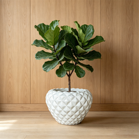 Pot de fleurs matelassé blanc brillant effet diamant avec bord festonné pour une décoration moderne