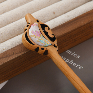 Pasador de pelo de madera de melocotón con brocado Song, de doble cara, un accesorio tradicional chino del patrimonio cultural inmaterial, hecho a mano, nuevo. - Product Image 2