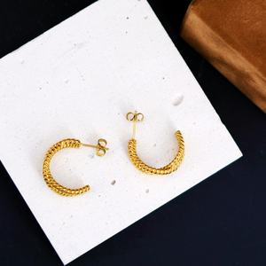 Pendientes de Acero Inoxidable Chapado en Oro de 18K con Diseño de Espirales Trenzadas, Geometría Irregular y Forma de C, Joyería de Estilo Distintivo - Product Image 3