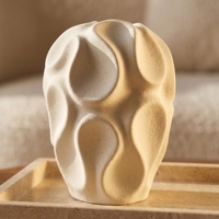 Vase en céramique blanc texturé unique avec finition sablée, forme organique, vase décoratif artistique, vase esthétique moderne pour cadeau de mariage