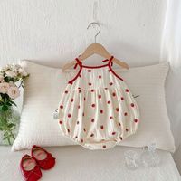 Vêtements pour bébés nouveau-nés en gros, combinaison sans manches pour bébé, imprimé fraises, barboteuse pour fille