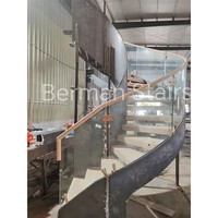 Escalier courbé commercial de grande envergure pour hall d'hôtel, escalier en arc de luxe en acier structurel avec garde-corps en verre