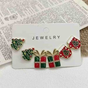 Ensemble de boucles d'oreilles en cuivre sur le thème de Noël IPMIN - Boîte cadeau en émail avec arbre de Noël et boucles d'oreilles à clous en forme de mitaines pour les fêtes - Product Image 1