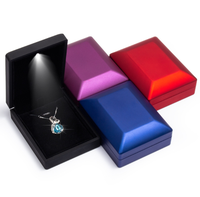 Emballage de bijoux en plastique LED de luxe Peike avec boîtes à bagues personnalisées et collier Logo d'écran en soie laque noire élégant à couper le souffle